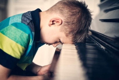 foto piano spelertje met lage concentratie.